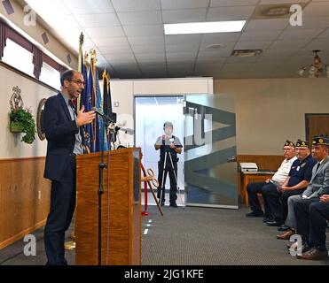 Emporia, Kansas, USA. 6.. Juli 2022. Dr. Neil Evans, Chief Officer des VA Office of Connected Care, spricht heute bei der Eröffnungszeremonie der Installation des ATLAS POD durch das US-Veteranenministerium an der American Legion Post 5 in Emporia. Der von Philips entwickelte Pod wurde Anfang des Jahres eingerichtet und Veteranen zur Verfügung gestellt, damit sie am 6. Juli 2022 in Emporia, Kansas, telemedizinische Termine in einem beliebigen VA-Krankenhaus haben können. Kredit: Mark Reinstein/Media Punch/Alamy Live Nachrichten Stockfoto