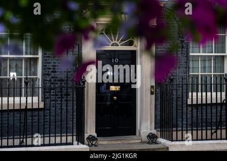 London, Großbritannien. 6. Juli 2022. An einem 10 Tag, an dem 42 konservative Abgeordnete zurückgetreten sind, wurde Michael Gove, Leveling Up Secretary, entlassen, und Boris Johnson, Premierminister, klammert sich an seine Position. Kredit: Stephen Chung / Alamy Live Nachrichten Stockfoto