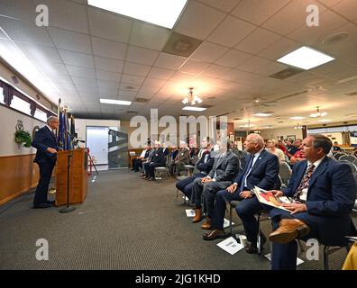 Emporia, Kansas, USA. 6.. Juli 2022. Der US-Senator Jerry Moran (R-KS) führt heute den Vorsitz bei der Eröffnungszeremonie der Installation des ATLAS POD durch das US-Veteranenministerium an der American Legion Post 5 in Emporia. Der von Philips entwickelte Pod wurde Anfang des Jahres eingerichtet und Veteranen zur Verfügung gestellt, damit sie am 6. Juli 2022 in Emporia, Kansas, telemedizinische Termine in einem beliebigen VA-Krankenhaus haben können. Kredit: Mark Reinstein/Media Punch/Alamy Live Nachrichten Stockfoto