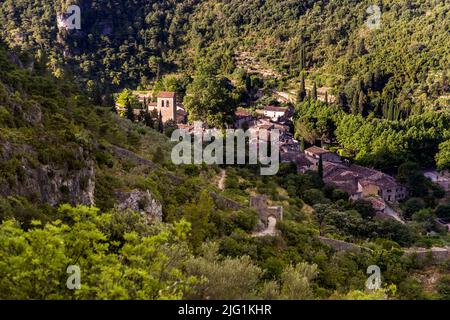 Saint-Guilhem-Le-Désert mit einer Kirche und Ruinen an den Hängen der Via Tolosana, Lodève, Frankreich Stockfoto