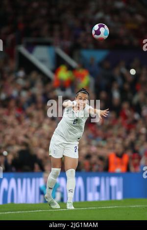 MANCHESTER, GROSSBRITANNIEN. JUL 6. Lucy Bronze aus England spielt beim Eröffnungsspiel der UEFA Women's Euro 2022 in der Gruppe A zwischen England und Österreich am Mittwoch, dem 6.. Juli 2022, im Old Trafford, Manchester. (Kredit: Pat Scaasi | MI Nachrichten) Kredit: MI Nachrichten & Sport /Alamy Live Nachrichten Stockfoto