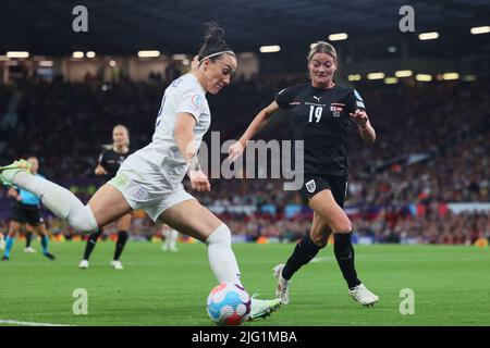 MANCHESTER, GROSSBRITANNIEN. JUL 6. Lucy Bronze aus England tritt am Mittwoch, den 6.. Juli 2022, beim Eröffnungsspiel der UEFA Women's Euro 2022 in der Gruppe A zwischen England und Österreich im Old Trafford, Manchester, gegen Verena Hanshaw aus Österreich an. (Kredit: Pat Scaasi | MI Nachrichten) Kredit: MI Nachrichten & Sport /Alamy Live Nachrichten Stockfoto