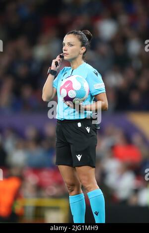 MANCHESTER, GROSSBRITANNIEN. JUL 6. Marta Huerta, die Schiedsrichterin, hält den Ball während des UEFA Women's Euro 2022 Eröffnungsspiel in der Gruppe A zwischen England und Österreich am Mittwoch, 6.. Juli 2022, in Old Trafford, Manchester. (Kredit: Pat Scaasi | MI Nachrichten) Kredit: MI Nachrichten & Sport /Alamy Live Nachrichten Stockfoto