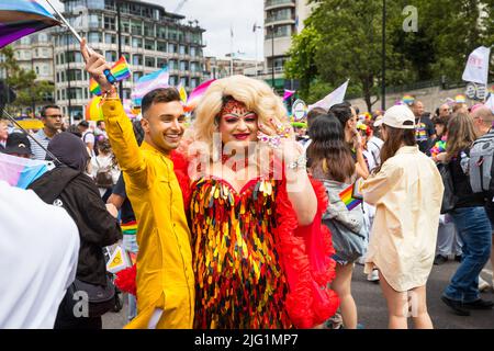 Südasiatischer Mann und Drag Queen bei der Parade von Pride in London Stockfoto