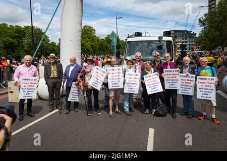 Veteranen des ersten britischen Stolzes marschieren zu Beginn der Parade von Pride in London Stockfoto