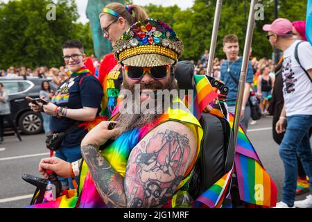 Lächelnder, verkleideter Mann im Pride in London Stockfoto