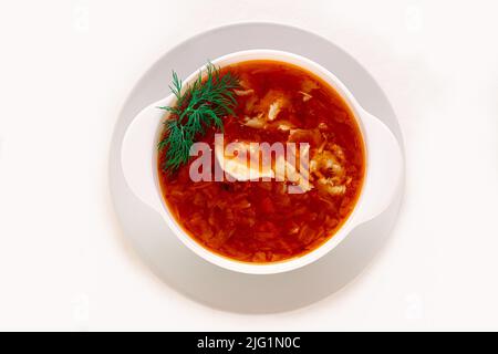 Traditionelle russische Kohlsuppe in einer Keramikschale auf weißem, isoliertem Hintergrund. Flach liegend. Stockfoto