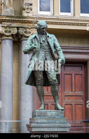 Statue von James Watt (1903) im Stadtzentrum von Leeds, West Yorkshire, Großbritannien. Stockfoto