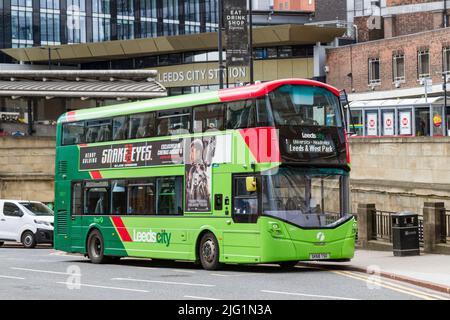 Ein erster Direct Leeds City Bus im Stadtzentrum von Leeds, West Yorkshire, Großbritannien. Stockfoto