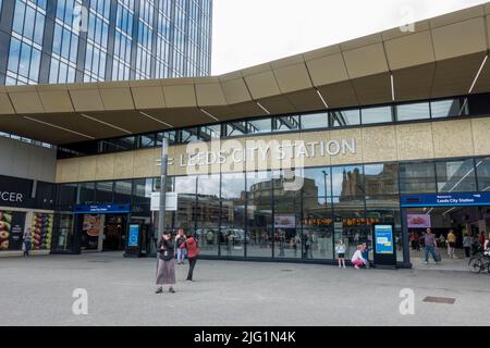 Der Eingang zum Bahnhof von Leeds City, Stadtzentrum von Leeds, West Yorkshire, Großbritannien. Stockfoto