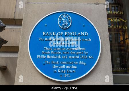 Blaue Plakette auf dem Sovereign House, das ursprünglich 1862 für die Bank of England im Stadtzentrum von Leeds, West Yorkshire, Großbritannien, erbaut wurde. Stockfoto