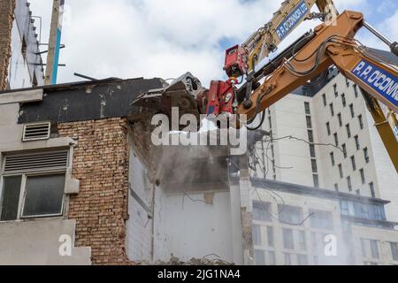 Ein hydraulischer Brecher von Lehnhoff, der zum Abriss eines Gebäudes im Stadtzentrum von Leeds, West Yorkshire, Großbritannien, verwendet wird. Stockfoto