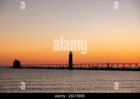 Sonnenuntergang am Grand Haven, Michigan, Leuchtturm und Pier am Lake Michigan Stockfoto