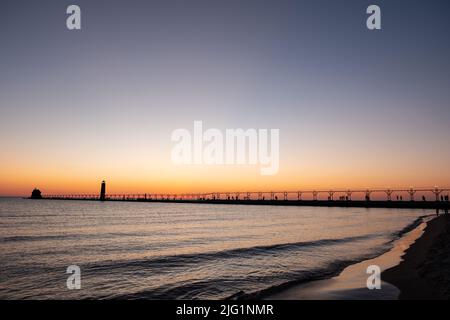 Sonnenuntergang am Grand Haven, Michigan, Leuchtturm und Pier am Lake Michigan Stockfoto