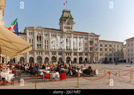 TRIEST, Italien - 25. März 2022: Überfüllte Tische der Caffè degli Specchi auf der Piazza Unità d'Italia, dem Hauptplatz der Stadt Stockfoto