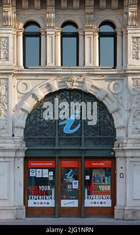 TRIEST, Italien - 25. März 2022: Detail der Fassade des Rathauspalastes auf der Piazza Unità d'Italia, in dem das zentrale Tourismusbüro untergebracht ist Stockfoto