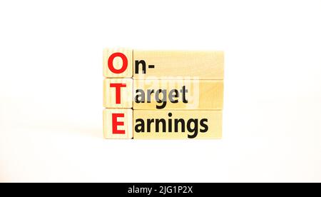 OTE-Symbol für die angestrebten Gewinne. Das Konzept formuliert OTE-Zielgewinne auf Holzblöcken auf einem schönen weißen Hintergrund. Business und OTE auf Zielvorgabe Stockfoto