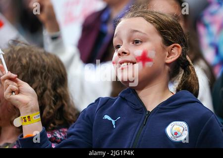 Manchester, Großbritannien. 06.. Juli 2022. Manchester, England, Juli 6. 2022: Fan von England während des UEFA Womens Euro 2022 Fußballspiels zwischen England und Österreich im Old Trafford in Manchester, England. (Daniela Porcelli /SPP) Quelle: SPP Sport Press Foto. /Alamy Live News Stockfoto