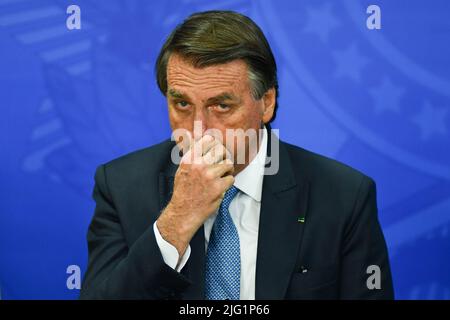 Brasilia, Brasilien. 06.. Juli 2022. Brasília, DF - 06.07.2022: BOLSONARO RECEBE DELEGAÇÃO GYMNASIADE - Foto, Präsident Jair Bolsonaro während der Zeremonie. An diesem Mittwoch (06) empfängt Präsident Jair Bolsonaro in Palácio do Planalto die Delegation von Studenten, die im Mai/22 an der Gymnasiade 2022 in Frankreich 19. teilgenommen haben. (Foto: Ton Molina/Fotoarena) Quelle: Foto Arena LTDA/Alamy Live News Stockfoto