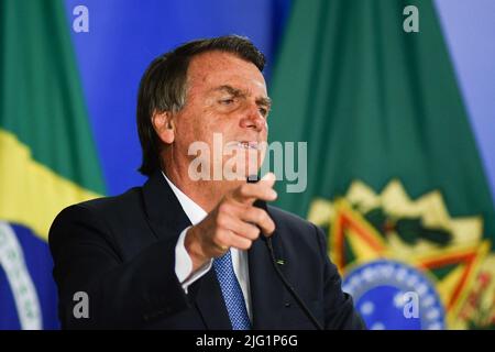 Brasilia, Brasilien. 06.. Juli 2022. Brasília, DF - 06.07.2022: BOLSONARO RECEBE DELEGAÇÃO GYMNASIADE - Foto, Präsident Jair Bolsonaro während der Zeremonie. An diesem Mittwoch (06) empfängt Präsident Jair Bolsonaro in Palácio do Planalto die Delegation von Studenten, die im Mai/22 an der Gymnasiade 2022 in Frankreich 19. teilgenommen haben. (Foto: Ton Molina/Fotoarena) Quelle: Foto Arena LTDA/Alamy Live News Stockfoto