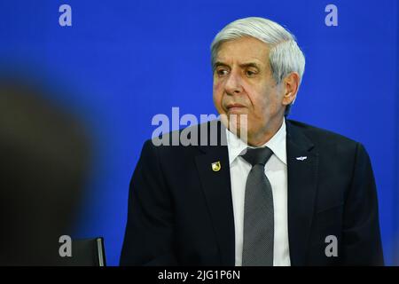 Brasilia, Brasilien. 06.. Juli 2022. Brasília, DF - 06.07.2022: BOLSONARO RECEBE DELEGAÇÃO GYMNASIADE - Foto, Minister Augusto Heleno. An diesem Mittwoch (06) empfängt Präsident Jair Bolsonaro in Palácio do Planalto die Delegation von Studenten, die im Mai/22 an der Gymnasiade 2022 in Frankreich 19. teilgenommen haben. (Foto: Ton Molina/Fotoarena) Quelle: Foto Arena LTDA/Alamy Live News Stockfoto