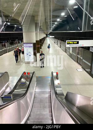 Eine neue Linie für London die Elizabeth-Linie ist nun geöffnet. Es erstreckt sich über mehr als 100km von Reading und Heathrow im Westen durch zentrale Tunnel bis nach Shenfield und Abbey Wood im Osten. Die neue, von Crossrail Ltd gebaute Eisenbahn wird an 41 zugänglichen Bahnhöfen - 10 davon neu - anhalten und bis zu 200 Millionen Menschen pro Jahr bedienen. Stockfoto
