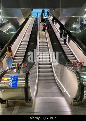 Eine neue Linie für London die Elizabeth-Linie ist nun geöffnet. Es erstreckt sich über mehr als 100km von Reading und Heathrow im Westen durch zentrale Tunnel bis nach Shenfield und Abbey Wood im Osten. Die neue, von Crossrail Ltd gebaute Eisenbahn wird an 41 zugänglichen Bahnhöfen - 10 davon neu - anhalten und bis zu 200 Millionen Menschen pro Jahr bedienen. Stockfoto