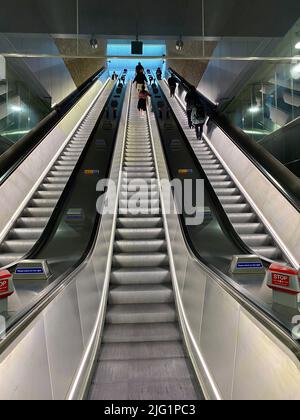 Eine neue Linie für London die Elizabeth-Linie ist nun geöffnet. Es erstreckt sich über mehr als 100km von Reading und Heathrow im Westen durch zentrale Tunnel bis nach Shenfield und Abbey Wood im Osten. Die neue, von Crossrail Ltd gebaute Eisenbahn wird an 41 zugänglichen Bahnhöfen - 10 davon neu - anhalten und bis zu 200 Millionen Menschen pro Jahr bedienen. Stockfoto