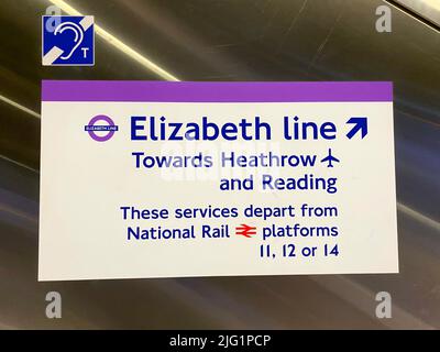 Eine neue Linie für London die Elizabeth-Linie ist nun geöffnet. Es erstreckt sich über mehr als 100km von Reading und Heathrow im Westen durch zentrale Tunnel bis nach Shenfield und Abbey Wood im Osten. Die neue, von Crossrail Ltd gebaute Eisenbahn wird an 41 zugänglichen Bahnhöfen - 10 davon neu - anhalten und bis zu 200 Millionen Menschen pro Jahr bedienen. Stockfoto