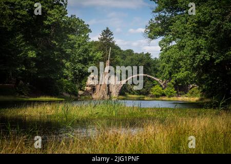 Rakotzbrücke (Rakotz-Brücke) in der Azalea und Rhododendron Park Kromlau, Sachsen, Deutschland Stockfoto