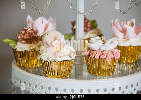 Party-Dekorationen; Candy-Tisch, Tisch mit verschiedenen Süßigkeiten und Kuchen. Stockfoto