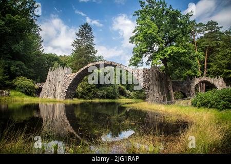 Rakotzbrücke (Rakotz-Brücke) in der Azalea und Rhododendron Park Kromlau, Sachsen, Deutschland Stockfoto