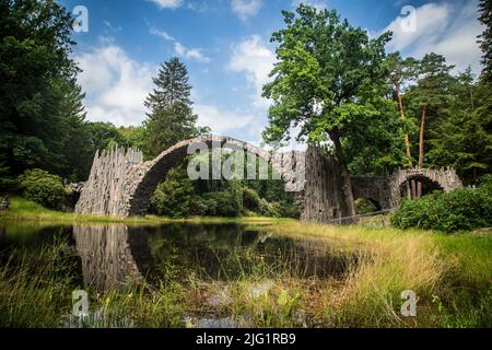 Rakotzbrücke (Rakotz-Brücke) in der Azalea und Rhododendron Park Kromlau, Sachsen, Deutschland Stockfoto