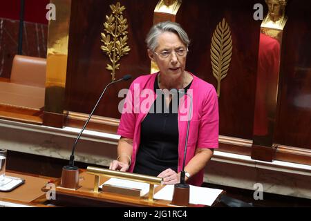 Paris, Frankreich. 6.. Juli 2022. Die französische Premierministerin Elisabeth Borne spricht am 6. Juli 2022 bei der Nationalversammlung in Paris, Frankreich. Die französische Premierministerin Elisabeth Borne stellte den Abgeordneten in der Nationalversammlung am Mittwoch das politische Programm ihrer neuen Regierung vor. Kredit: R ItHeizegaojing/Xinhua/Alamy Live Nachrichten Stockfoto