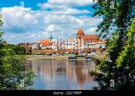 Blick auf Toruń vom Naturschutzgebiet Kępa Bazarowa über die Weichsel, Toruń, Polen Stockfoto