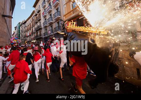 Pamplona, Spanien. 06.. Juli 2022. Am 8. Juli 2022 laufen Menschen vor einem Feuerbullen beim San Fermin Festival in Pamplona, Nordspanien. Nachtschwärmer aus aller Welt strömen jedes Jahr nach Pamplona, um am achttägigen Lauf der Bullen teilzunehmen (Foto: Ruben Albarran / PRESSINPHOTO) Quelle: PRESSINPHOTO SPORTS AGENCY/Alamy Live News Stockfoto