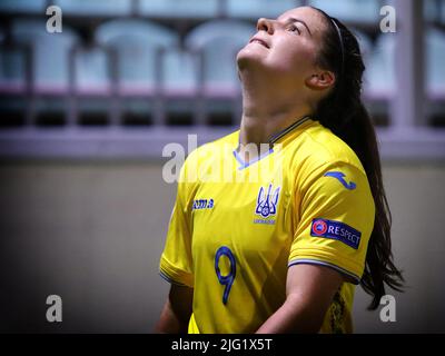 KIEW, UKRAINE - 23. OKTOBER 2020: UEFA Womens EURO 2022 Qualifikationsspiel Ukraine gegen Irland in der Obolon Arena in Kiew. Nikol Kozlova (#9, UKR) Stockfoto