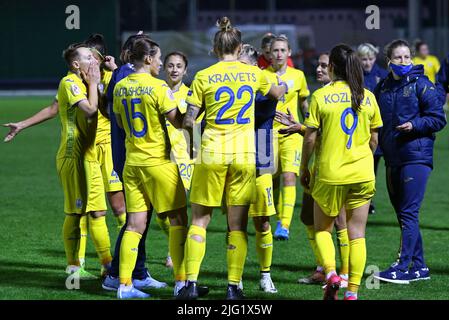 KIEW, UKRAINE - 23. OKTOBER 2020: UEFA Womens EURO 2022 Qualifikationsspiel Ukraine gegen Irland in der Obolon Arena in Kiew, Ukraine. Ukrainische Spieler feiern nach dem Sieg gegen Irland 1-0 Stockfoto