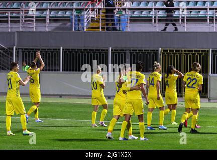 KIEW, UKRAINE - 23. OKTOBER 2020: UEFA Womens EURO 2022 Qualifikationsspiel Ukraine gegen Irland in der Obolon Arena in Kiew, Ukraine. Ukrainische Spieler danken den Fans, nachdem sie Irland 1-0 geschlagen haben Stockfoto