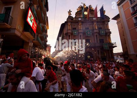 Pamplona, Spanien. 06.. Juli 2022. Am 8. Juli 2022 laufen Menschen vor einem Feuerbullen beim San Fermin Festival in Pamplona, Nordspanien. Nachtschwärmer aus aller Welt strömen jedes Jahr nach Pamplona, um am achttägigen Lauf der Bullen teilzunehmen (Foto: Ruben Albarran / PRESSINPHOTO) Quelle: PRESSINPHOTO SPORTS AGENCY/Alamy Live News Stockfoto