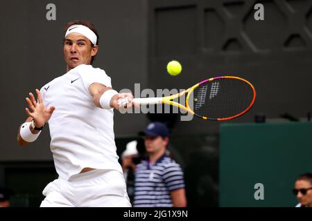 Alle, Großbritannien. 6.. Juli 2022. Rasentennisverein, Wimbledon, London, Großbritannien: Rafael Nadal, der Nummer eins bei seinem Viertelfinale gegen Taylor Fritz aus den Vereinigten Staaten, heute in Wimbledon. Quelle: Adam Stoltman/Alamy Live News Stockfoto