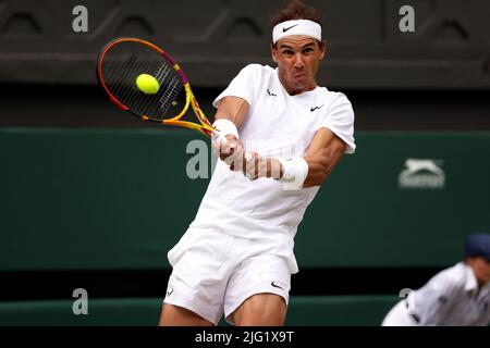 Alle, Großbritannien. 6.. Juli 2022. Rasentennisverein, Wimbledon, London, Großbritannien: Rafael Nadal, der Nummer eins bei seinem Viertelfinale gegen Taylor Fritz aus den Vereinigten Staaten, heute in Wimbledon. Quelle: Adam Stoltman/Alamy Live News Stockfoto