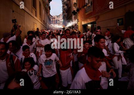 Pamplona, Spanien. 06.. Juli 2022. Am 8. Juli 2022 laufen Menschen vor einem Feuerbullen beim San Fermin Festival in Pamplona, Nordspanien. Nachtschwärmer aus aller Welt strömen jedes Jahr nach Pamplona, um am achttägigen Lauf der Bullen teilzunehmen (Foto: Ruben Albarran / PRESSINPHOTO) Quelle: PRESSINPHOTO SPORTS AGENCY/Alamy Live News Stockfoto