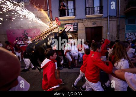 Pamplona, Spanien. 06.. Juli 2022. Am 8. Juli 2022 laufen Menschen vor einem Feuerbullen beim San Fermin Festival in Pamplona, Nordspanien. Nachtschwärmer aus aller Welt strömen jedes Jahr nach Pamplona, um am achttägigen Lauf der Bullen teilzunehmen (Foto: Ruben Albarran / PRESSINPHOTO) Quelle: PRESSINPHOTO SPORTS AGENCY/Alamy Live News Stockfoto