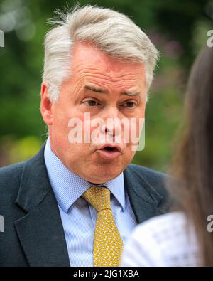 London, Großbritannien. 06.. Juli 2022. Tim Loughton, Abgeordneter des Parlaments für East Worthing und Shoreham, hat heute den Rücktritt des Premierministers gefordert. Inmitten des Chaos und der Turbulenzen der aktuellen Regierung kommen und gehen Minister und konservative Abgeordnete heute in der Downing Street und in der Umgebung von Whitehall und dem Parliamentary Estate in Westminster. Kredit: Imageplotter/Alamy Live Nachrichten Stockfoto