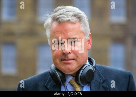 London, Großbritannien. 06.. Juli 2022. Tim Loughton, Abgeordneter des Parlaments für East Worthing und Shoreham, hat heute den Rücktritt des Premierministers gefordert. Inmitten des Chaos und der Turbulenzen der aktuellen Regierung kommen und gehen Minister und konservative Abgeordnete heute in der Downing Street und in der Umgebung von Whitehall und dem Parliamentary Estate in Westminster. Kredit: Imageplotter/Alamy Live Nachrichten Stockfoto