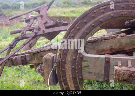 Holzwagen mit Bremse und Holzrädern, die einen Pflug nehmen Stockfoto