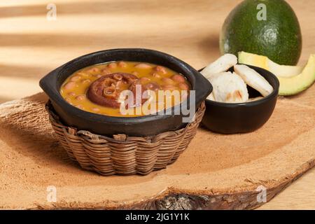 Bohnensuppe mit Schweinehuf; lateinamerikanische oder mexikanische Küche. Stockfoto