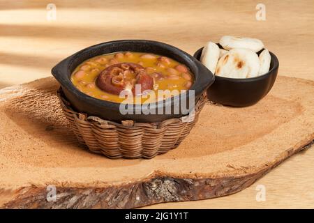 Bohnensuppe mit Schweinehuf; lateinamerikanische oder mexikanische Küche. Stockfoto