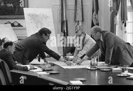 CIA-Direktor George Bush diskutiert bei einem Treffen im Kabinettsaal mit Präsident Ford über die Evakuierung der Amerikaner aus Beirut. 17. Juni 1976. Stockfoto